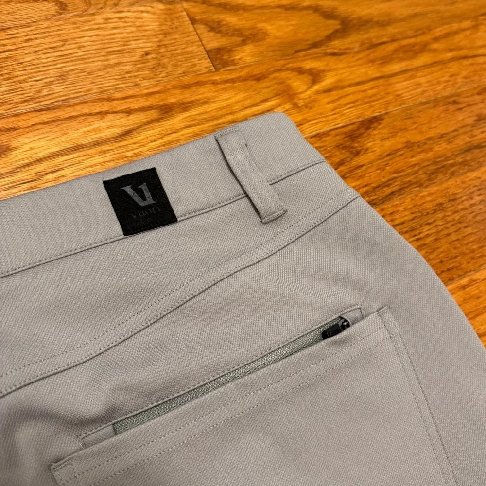 Vuori Mens Meta Pants Warm Grey Mens 32x27 Athletic Slim V4021-S Tech Golf Chino